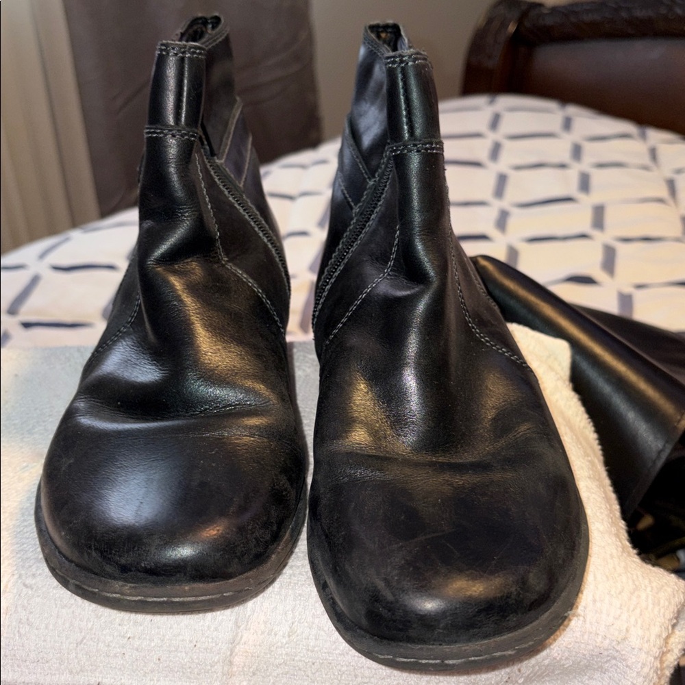 Naturalizer Woman’s Black Leather Booties